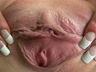 Fuckable alardes morena playmate graze enorme clítoris rosa en estrecha escena hasta