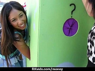 セクシーな露出狂のGFは、いくつかの公共のクソ18のための現金を支払っています