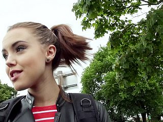 Atractiva muchacha adolescente de frigid trenza chupa polla y explosiones en POV