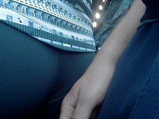 Touchez beau cul dans le bus