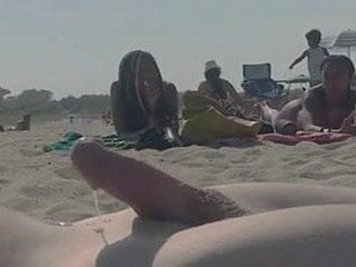 해변에 거시기를 깜박임