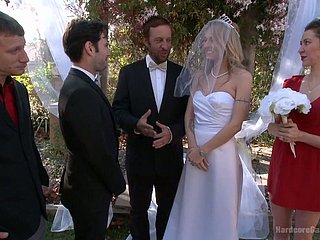 Blind foldete Braut Natasha Starr wird von Bräutigam und mehrere Dudes gefickt