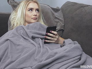 Petite Rubia Anastasia Knight está feliz de extender sus piernas para una barra