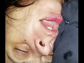 Cho cô ấy một ngụm trong khi cô ấy p. NS.