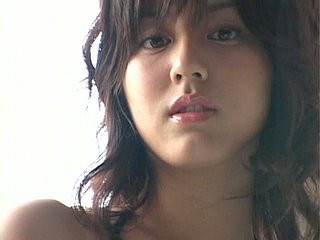 Tentador japonês babe yumi sugimoto poses em uma praia mostrando seu corpo magro