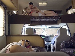 환상적인 김이 많은 FFM 삼인조 야생의 뻔뻔한 병아리 Katya Rodriguez