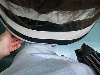 Mia moglie descrive come uno sconosciuto la si avvicinava sul treno e cercato di diteggiare la sua figa sotto mini gonna