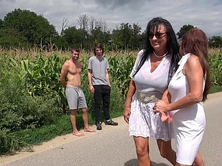 Geile reift Emily Devine und lilianisch Schwarz wird draußen gefickt