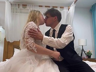 最初の結婚式の夜：新婚夫婦は長い間決定的な肉体の喜びを試してみてください
