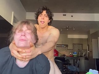 아랍 심리가 그의 MILF 이웃을 빌어 먹을