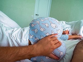La sorellastra si sveglia e aiuta il fratellino a venire mentre guarda il porno - Creampie