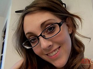 Morena quente em óculos Nickey Nimrod Fingerbangs sua buceta molhada gemendo e orgasmo