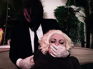 Hot Kinky: l'uomo copre la bocca della ragazza e poi si taglia i vestiti. Guanti medici e gemiti
