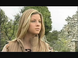 Deslumbrante loira bem -formada adolescente engolindo porra e faz sua buceta perfurada