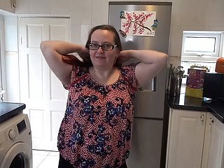 Vrouw stript naakt everywhere de keuken