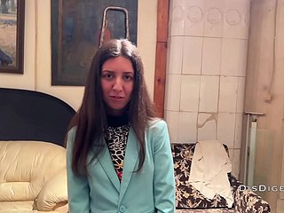 التقطت فتاة متواضعة في المسرح وطرقت لممارسة الجنس في معرض فني