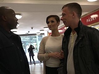Inferior recibe su dosis en el culo para una obra de cámara de cornudos interracial completo