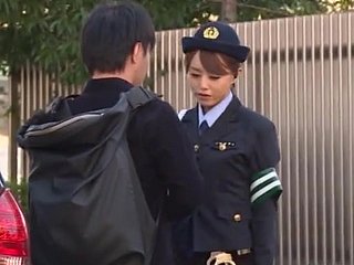 Slutty Policewoman Akiho Yoshizawa arabanın arkasına çarptı
