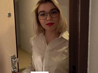 Tutor Toddler scopata dallo studente sul tavolo a casa POV