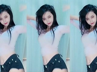 Les filles chinoises sautent sur des toits brûlants