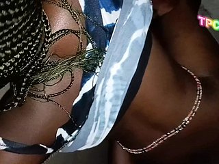 Coppia nera del Congo fa sesso hardcore nell'angolo della chiesa