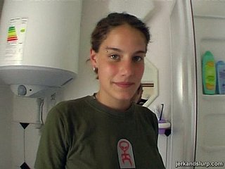 Skanky Elena kręci głową w gorącym amatorskim filmie porno