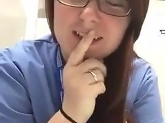 Chubby рыжая медсестра показывает Off