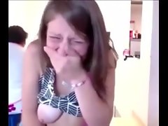 Dochter heeft stille orgasme en squirts