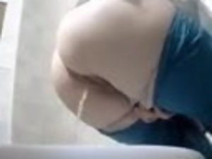 ผู้ใหญ่หมอ pisses ในห้องน้ำ! กระแสที่มีประสิทธิภาพ! เวบแคมที่ซ่อนอยู่!