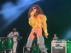 4番のステージコンサートの公共ヌードセクシー毛深い歌手