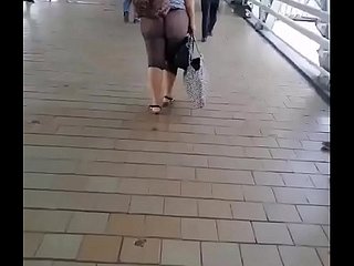 Китайская девушка показывает свою задницу