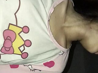 穿着睡衣的矮个子中国女孩 1