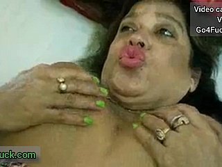 Muhteşem Hintli olgun orospu nefes kesici porno klibi