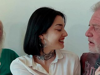 Una giovane mora fa un triple underwood dei vecchi e ingoia lo sperma