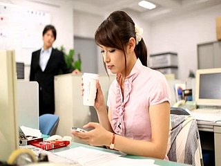 مساعدة مكتب جميلة تخلع سروالها من أجل ممارسة الجنس مع رئيسها بطريقة مذهلة