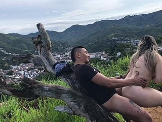 Kolombia dewasa, tiba di bukit sehingga temanku bisa mengisinya dengan susu