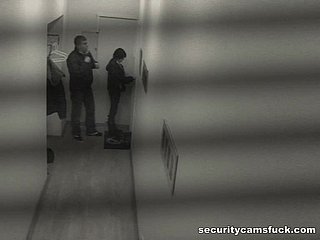 Si rambut coklat nakal Membentang dengan berani di lorong awam
