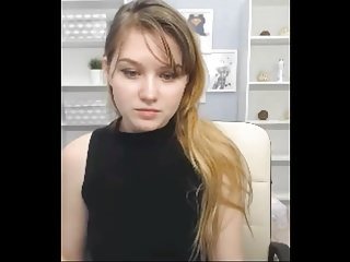 Tow-headed Teen Tori onthullen haar naakte lichaam voor iedereen te zien