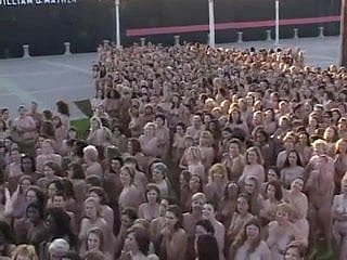 公共の場でヌーディスト