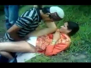 Дези мама трахает 3 мальчиков в лесу