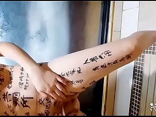 精厕贱妻调教戴狗链子露出尿尿双洞齐插剃毛洗澡内射