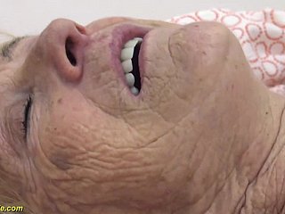 90歳のおばあちゃんは、ラフファックを取得します