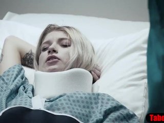 Médico dá banho de esponja de um paciente e a sonda vaginal