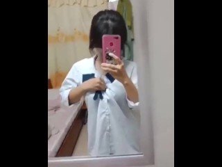 Em học sinh áo Trang Khoe vu Cang