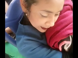 Estudiante saya mira el bulto y ni sabe como tocarlo